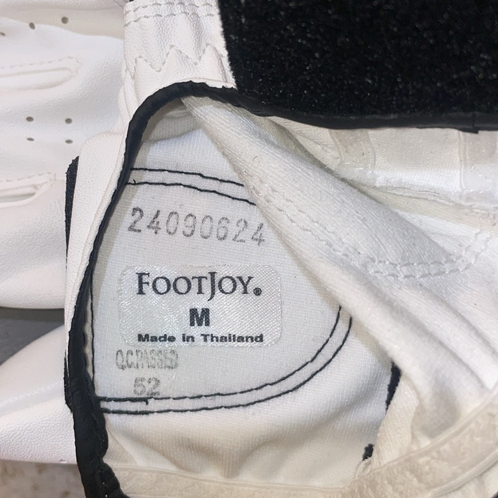 Foot Joy right handed golf glove for left-handed player, size medium - Picture 4 of 4